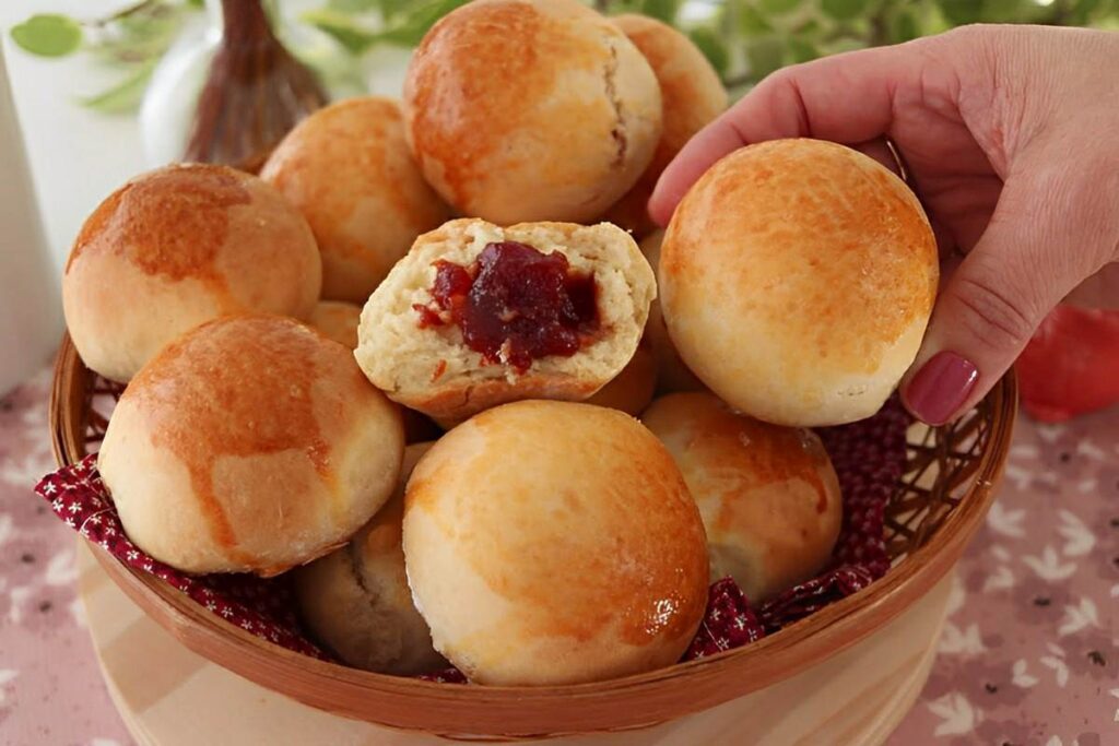 Pãozinho recheado com goiabada