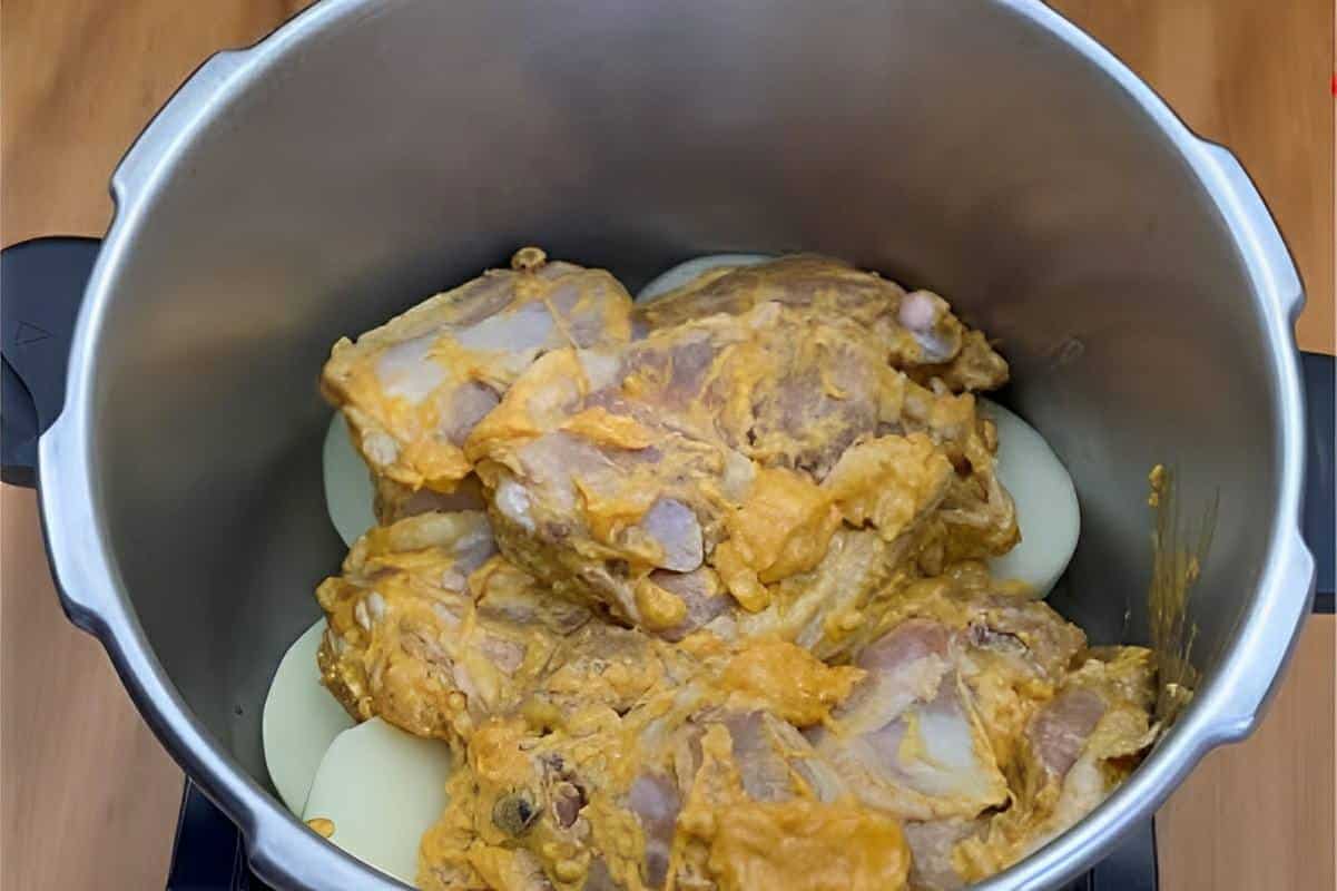 sobrecoxa de frango na panela