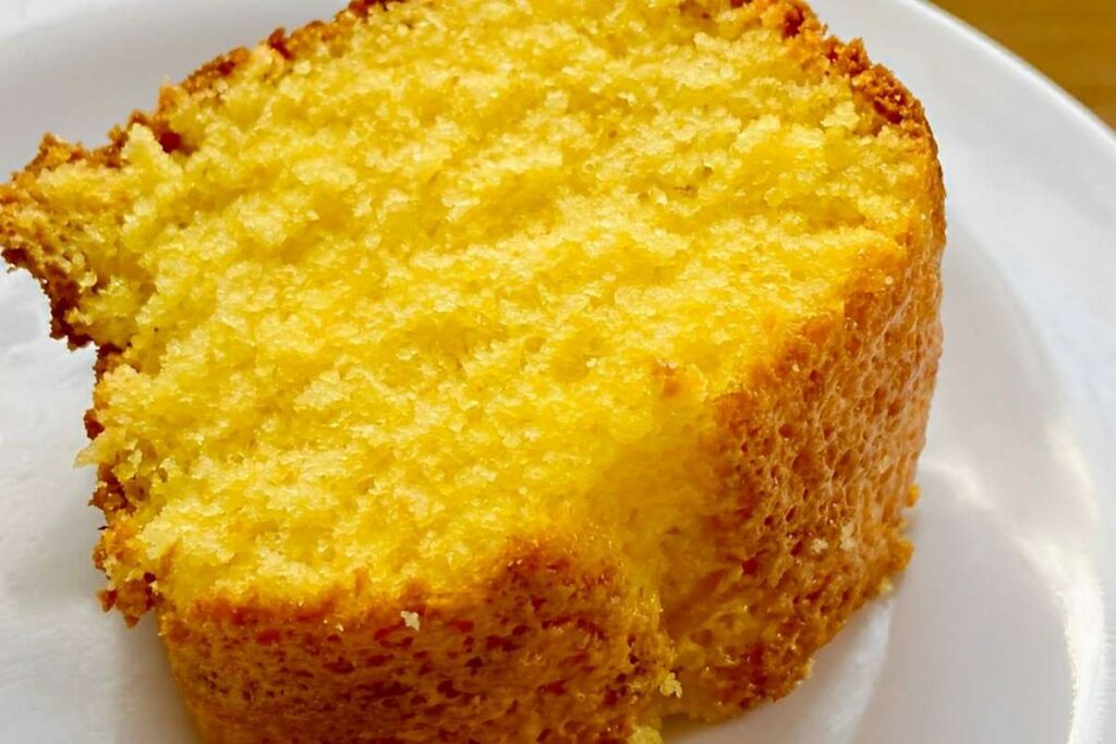 Bolo de fubá com laranja