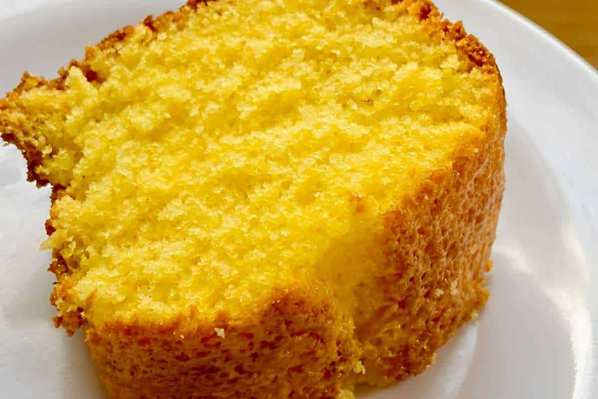 Bolo de fubá com laranja