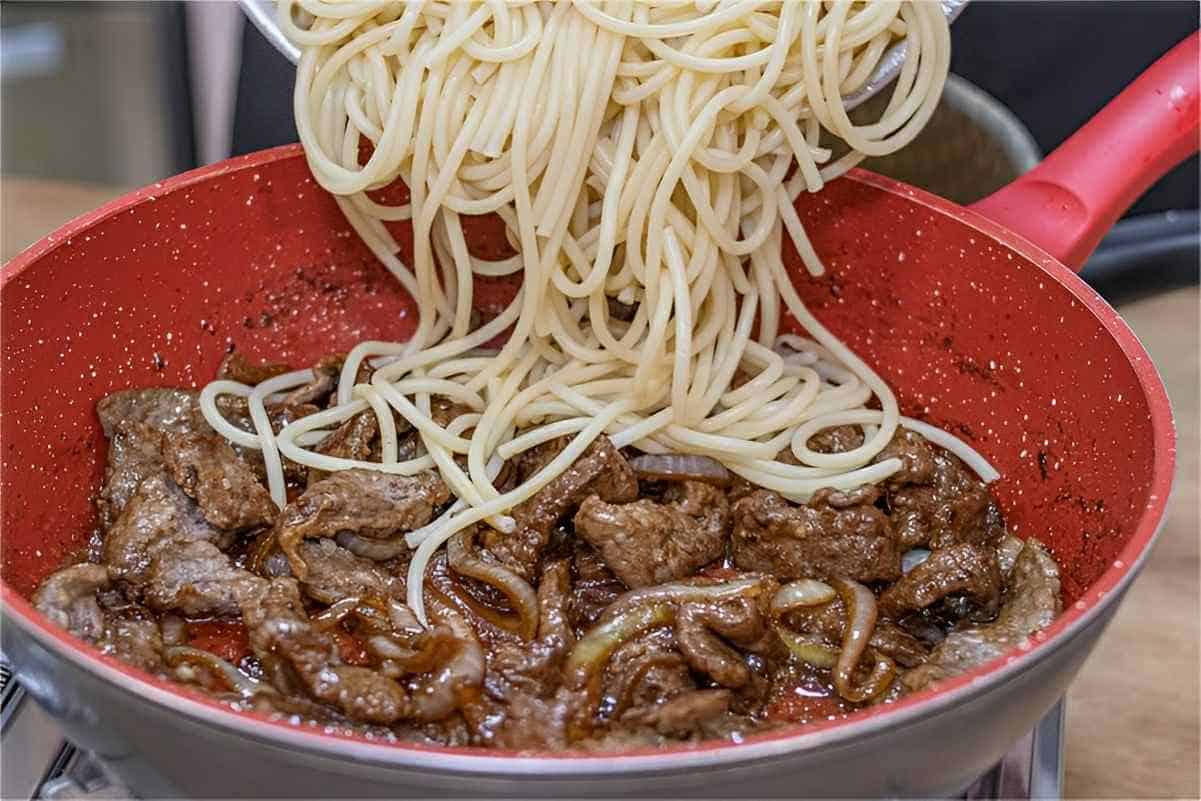 Macarrão ao bife acebolado