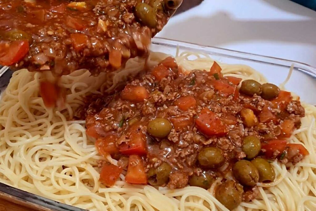 macarronada com molho de carne moída