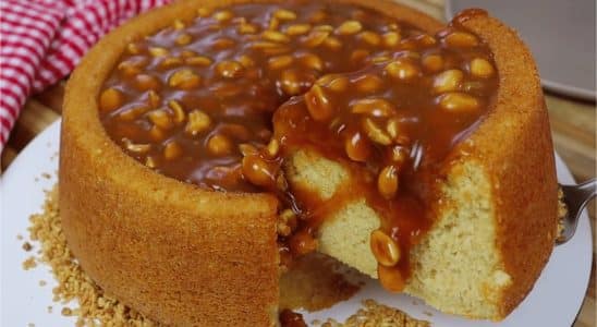 Bolo de Amendoim com Cobertura de Pé de Moleque