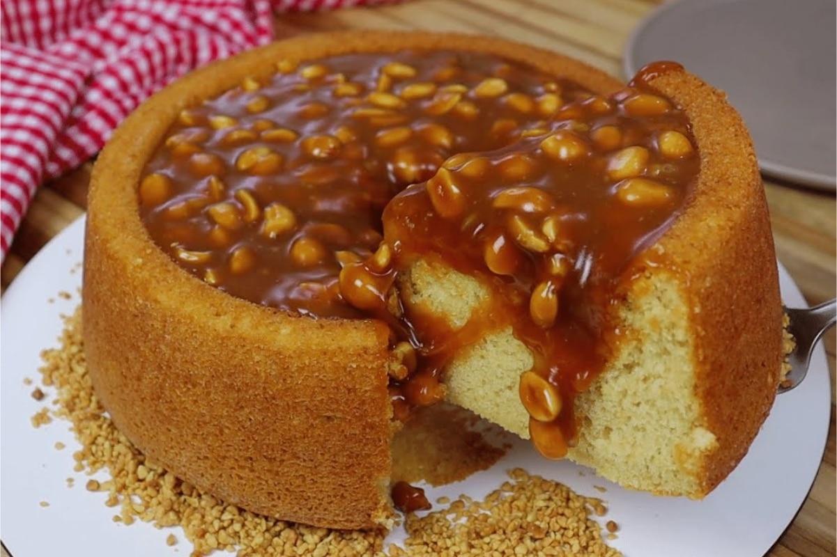 Bolo de Amendoim com Cobertura de Pé de Moleque