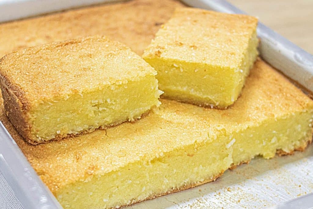 Bolo de mandioca com coco