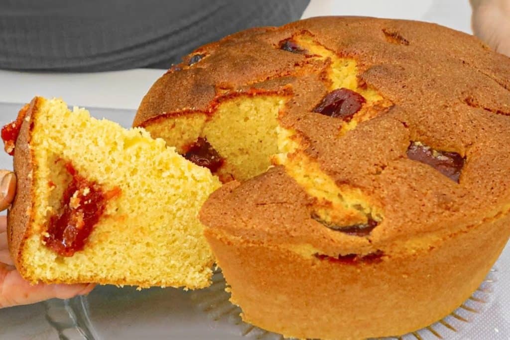 bolo de fubá com goiabada