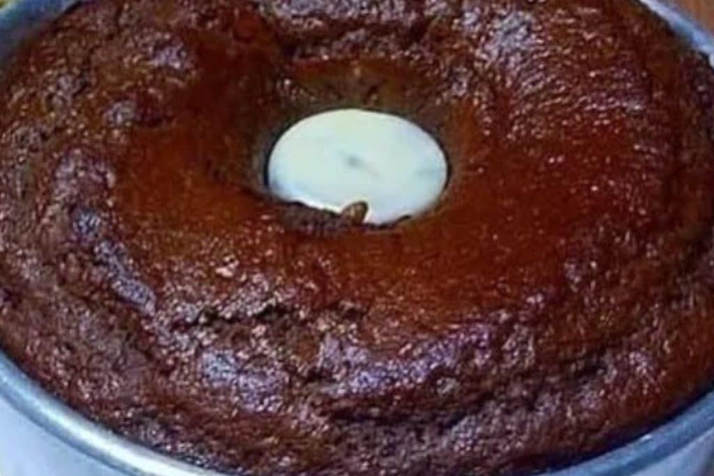 Bolo de chocolate da vovó, assado em uma forma de furo central. O bolo tem uma textura rica e úmida, com uma crosta ligeiramente crocante.