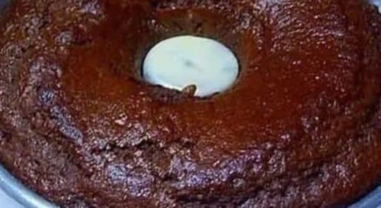 Bolo de chocolate da vovó, assado em uma forma de furo central. O bolo tem uma textura rica e úmida, com uma crosta ligeiramente crocante.