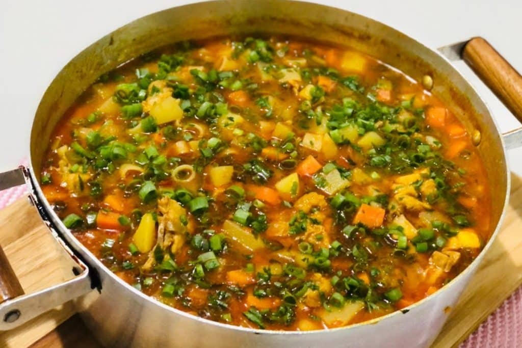 Descubra como preparar essa incrível sopa de macarrão com frango, uma opção deliciosa e reconfortante para o jantar em família!