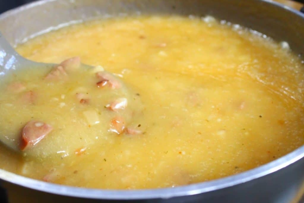 Caldo de mandioca com calabresa