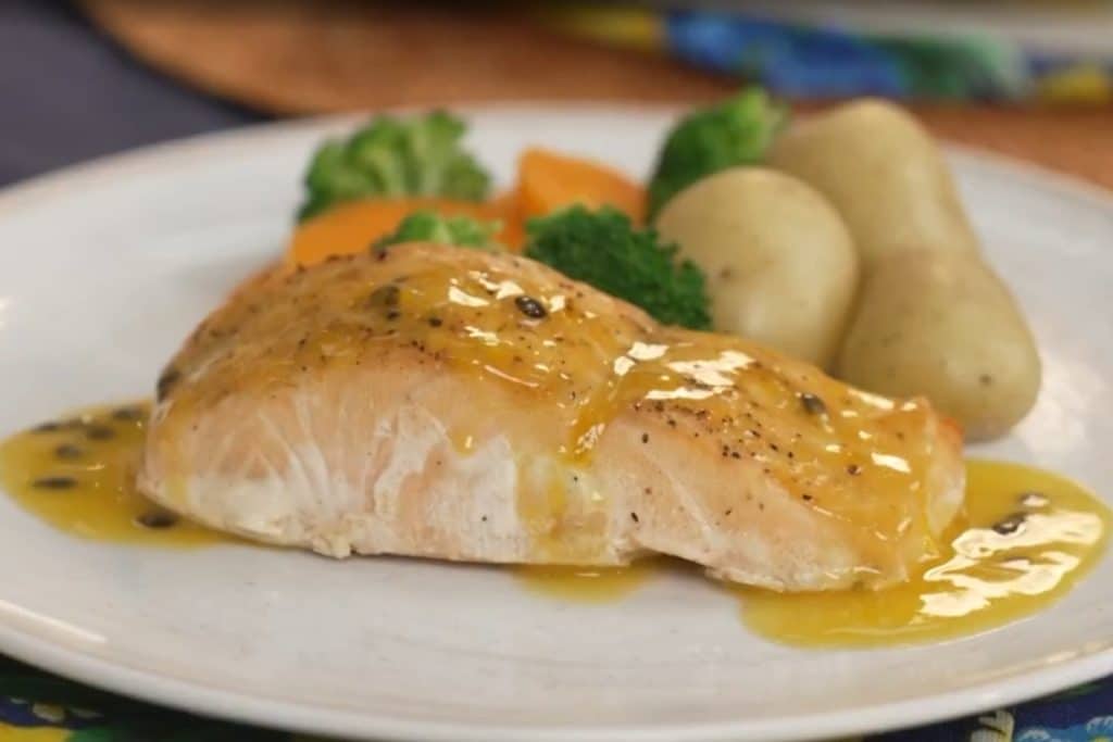 Salmão grelhado com molho de maracujá