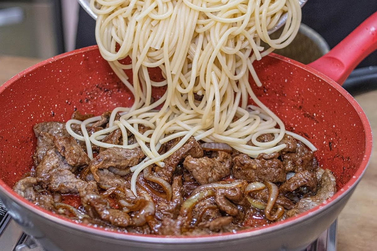 macarrão ao bife acebolado