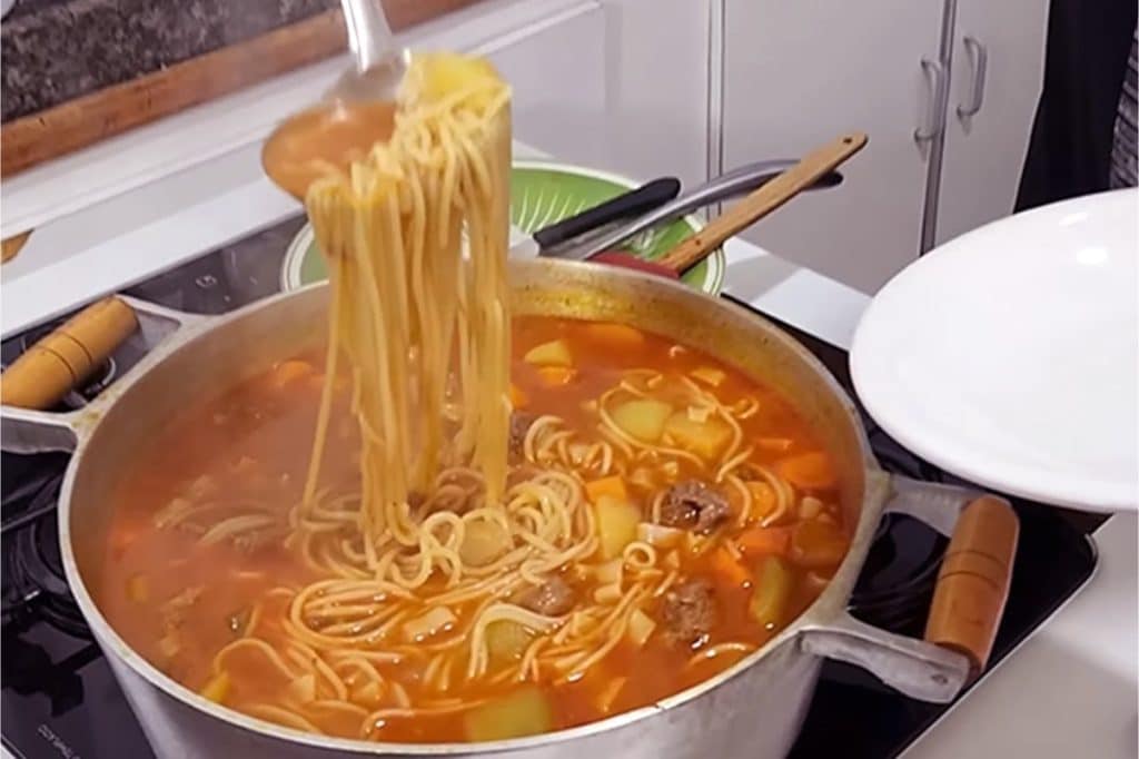 sopa de macarrão com carne