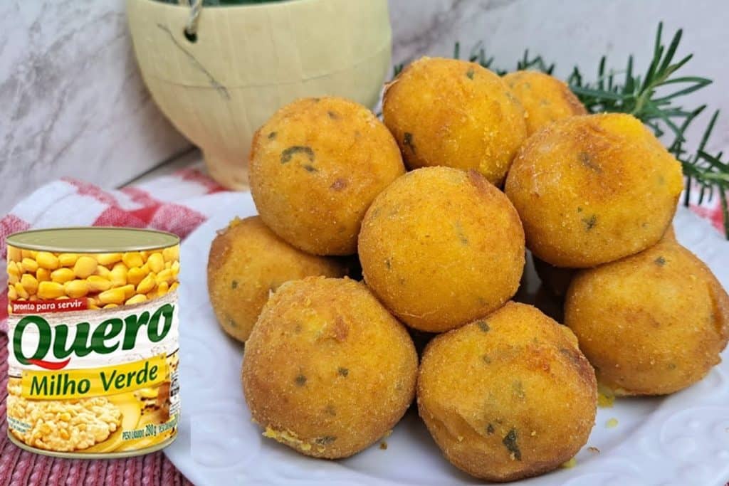 Bolinho de milho com queijo