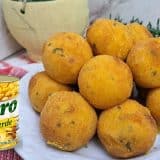 Bolinho de milho com queijo