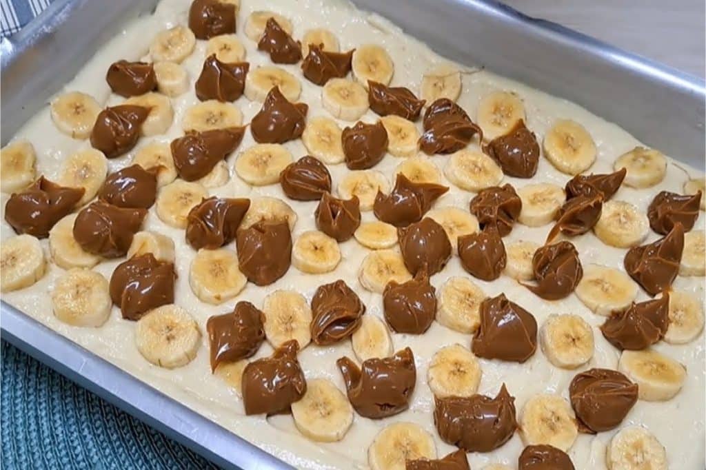 Cuca de banana com doce de leite