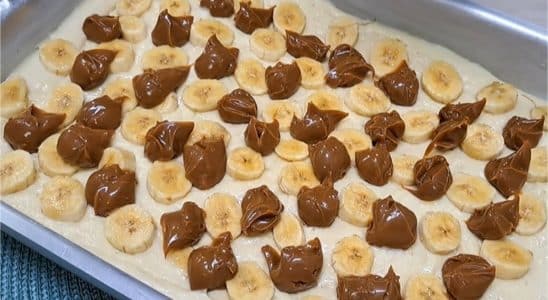 Cuca de banana com doce de leite