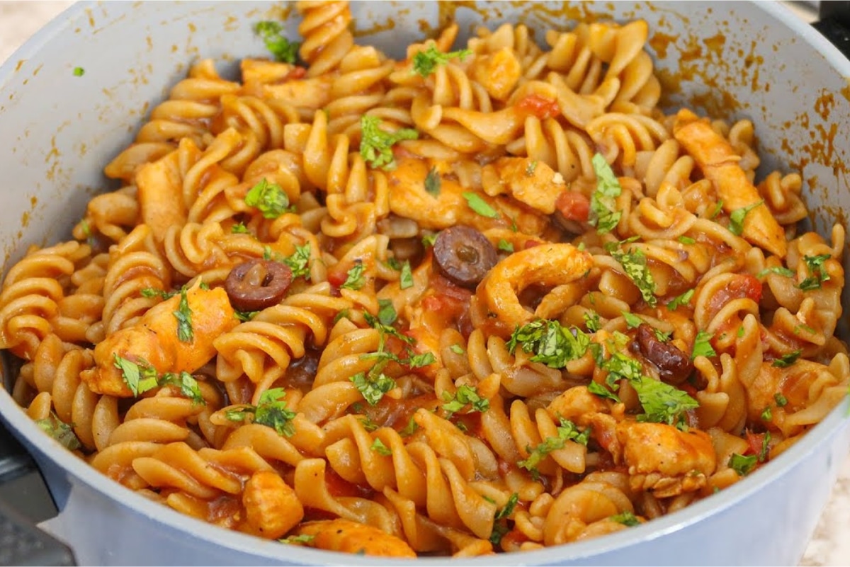 Macarrão com Frango: Uma Receita Fácil e Saborosa Macarrão com frango