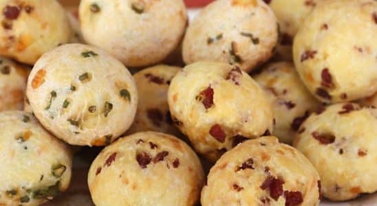 Pão de queijo recheado