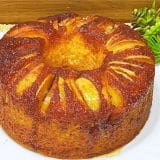 Bolo de maçã caramelizada