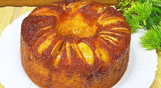 Bolo de maçã caramelizada