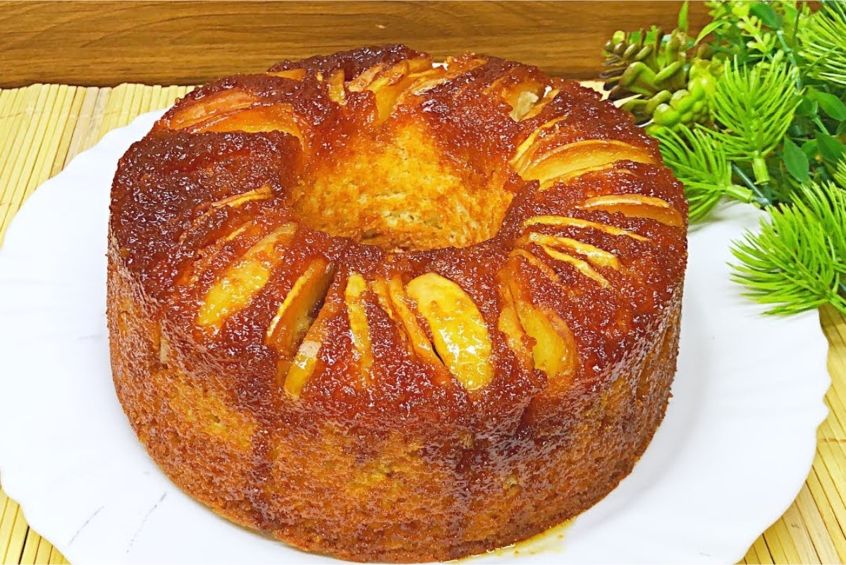Bolo de maçã caramelizada