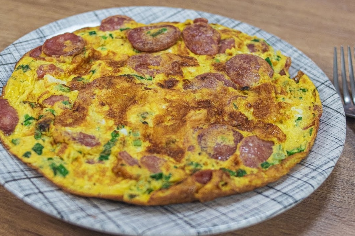 Omelete de calabresa