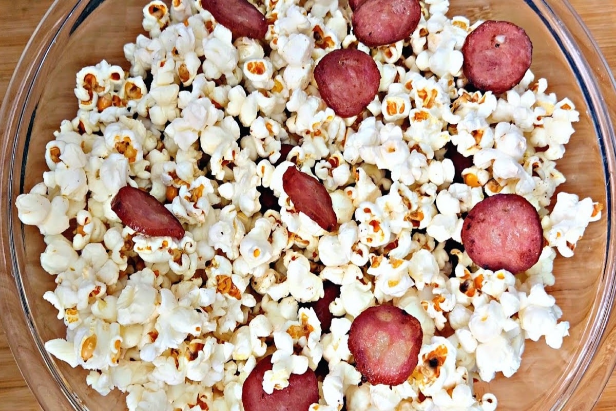 Pipoca com calabresa crocante e deliciosa para petiscar em casa Pipoca com calabresa
