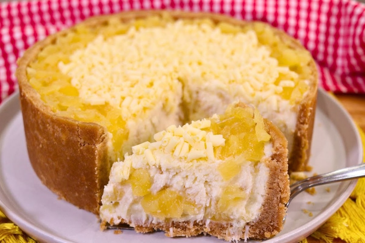 Torta de Coco com Abacaxi: Sobremesa Elegante e Saborosa que Vai Encantar Todos! Torta de coco com abacaxi