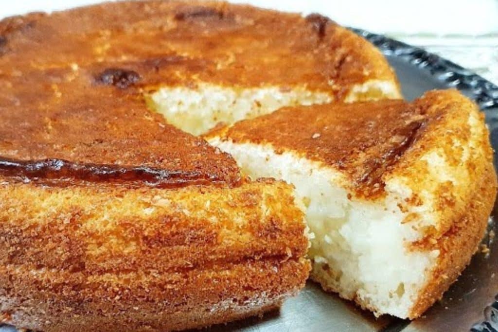 Bolo de coco cremoso