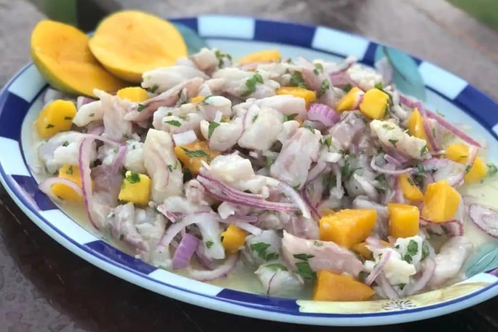 Ceviche de peixe branco com manga