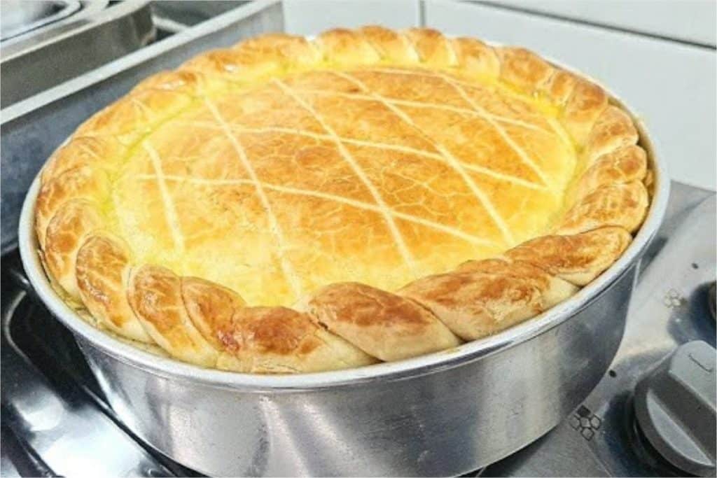 Empadão de frango cremoso