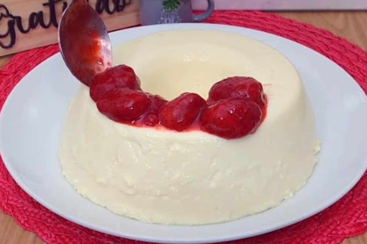 Pudim de ninho com morango