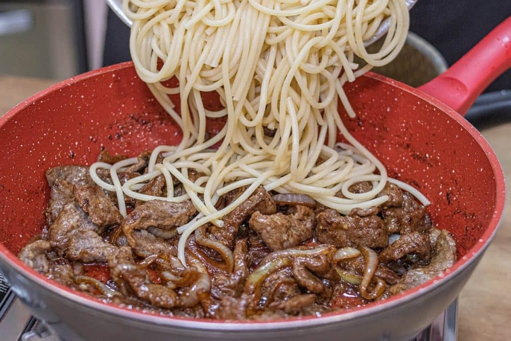 Macarrão ao bife acebolado