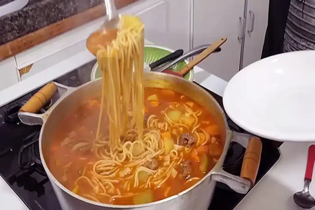 sopa de macarrão com carne