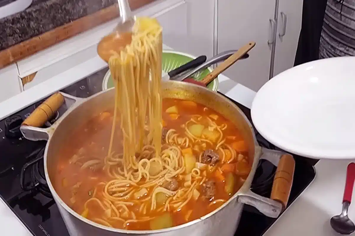 sopa de macarrão com carne