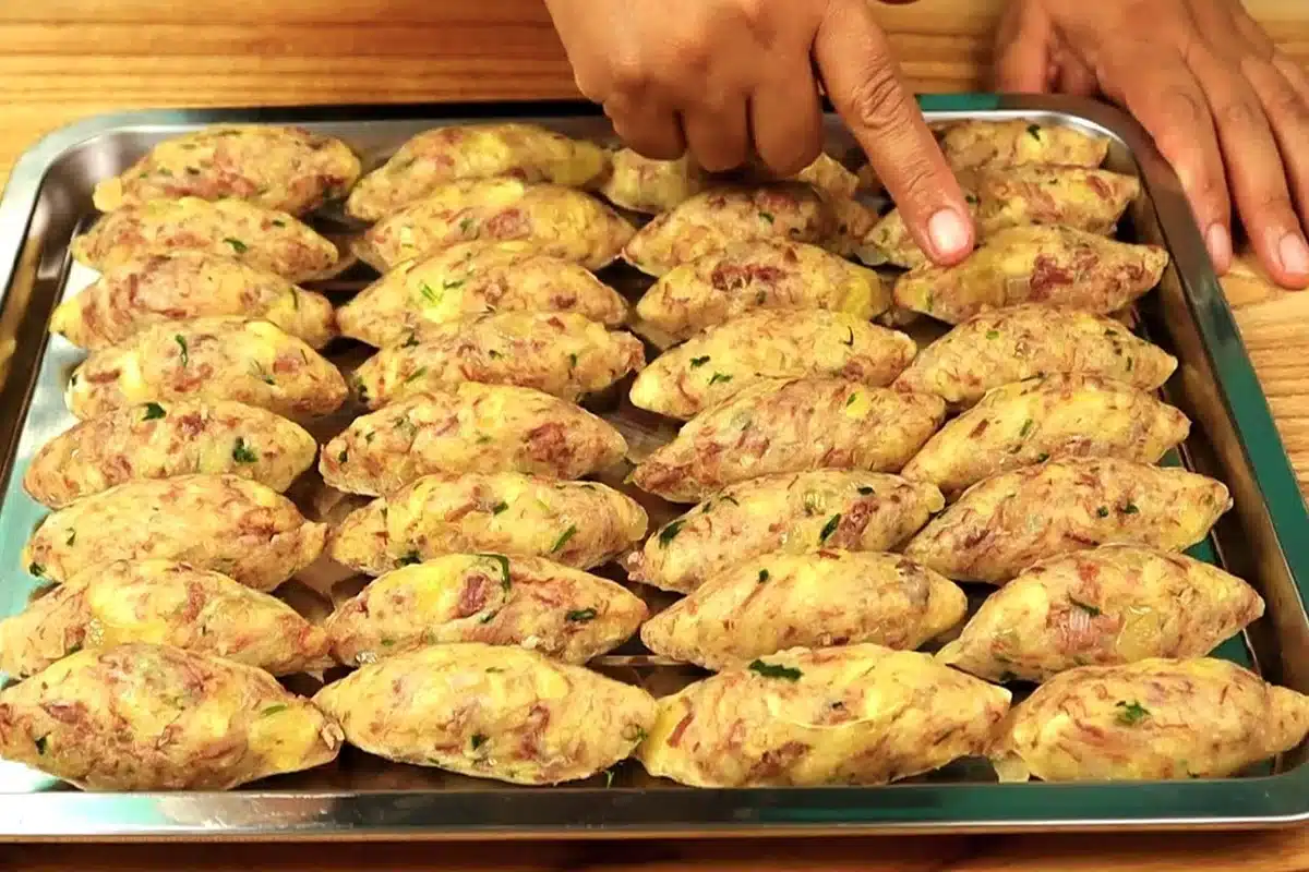 Bolinho de mandioca com carne seca