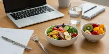 Almoço Rápido no Home Office: 7 Receitas de 15 Minutos para 2026 Mesa de home office com almoço rápido e saudável, incluindo salada, massa e frutas.