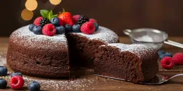 Bolo de chocolate perfeito com bagas frescas e açúcar de confeiteiro, simbolizando o sucesso na culinária de sobremesas.