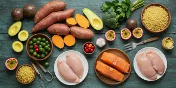 Ingredientes nacionais frescos para receitas fit, como mandioca, batata-doce, frutas tropicais e legumes variados, dispostos em uma mesa de madeira.
