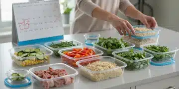 Pessoa organizando legumes pré-cortados e refeições em potes para cozinha eficiente e pré-preparo.