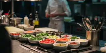 Cocina organizada con ingredientes preparados para mise en place