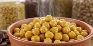 Bol de garbanzos cocidos perfectamente, mostrando su textura ideal y listos para consumir.