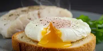 Huevo escalfado perfecto con yema líquida y pescado blanco escalfado