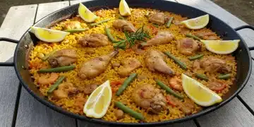 Paella valenciana perfecta recién hecha con socarrat dorado