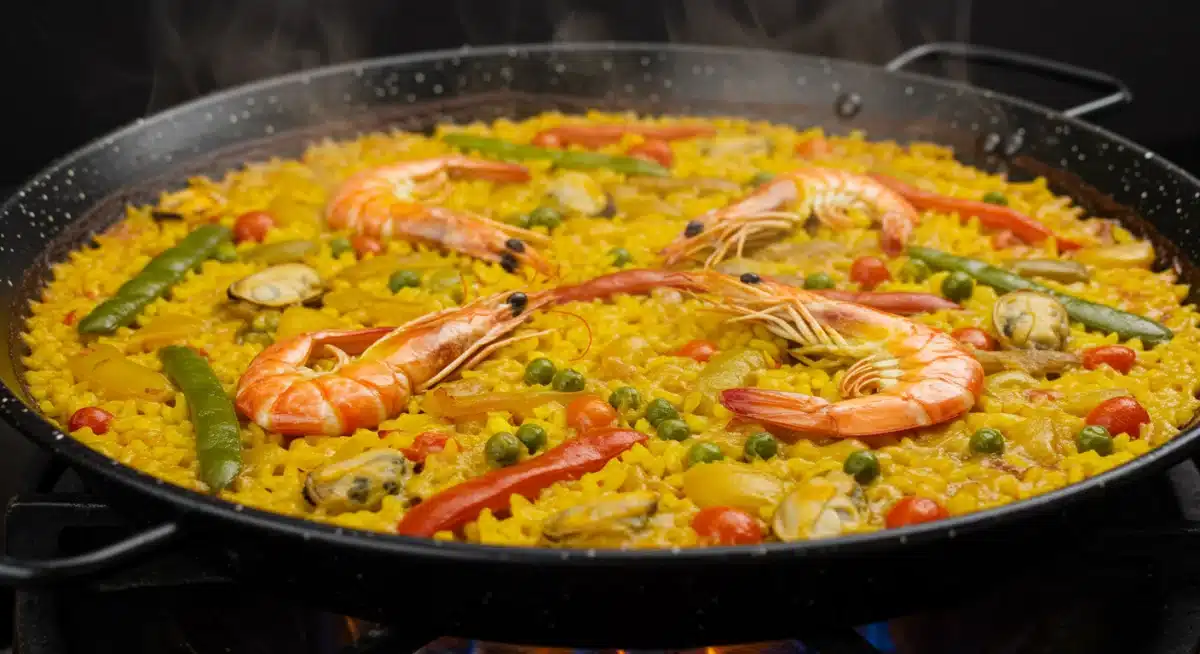 Paella recién hecha, un ejemplo de receta española con ingredientes básicos