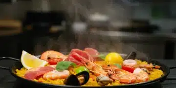 Paella innovadora con elementos modernos y sostenibles, reflejando las tendencias de la cocina española 2026.