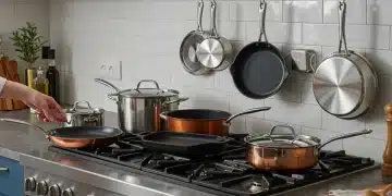 Variedade de panelas de diferentes materiais em uma cozinha moderna, prontas para uso culinário.