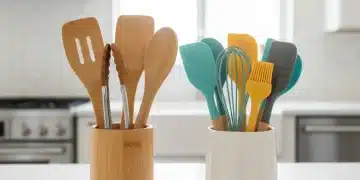 Utensílios de cozinha de bambu e silicone dispostos lado a lado em uma bancada moderna, simbolizando a escolha entre os materiais.